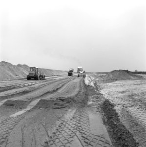 Kreekafsluitingen, aanpassingswerken, bandenwalsen, egaliseren, biesbosch, Bestanddeelnr 168-0729