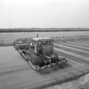 Kreekafsluitingen, aanpassingswerken, bulldozers, egaliseren, verdichten, biesbo, Bestanddeelnr 168-0733