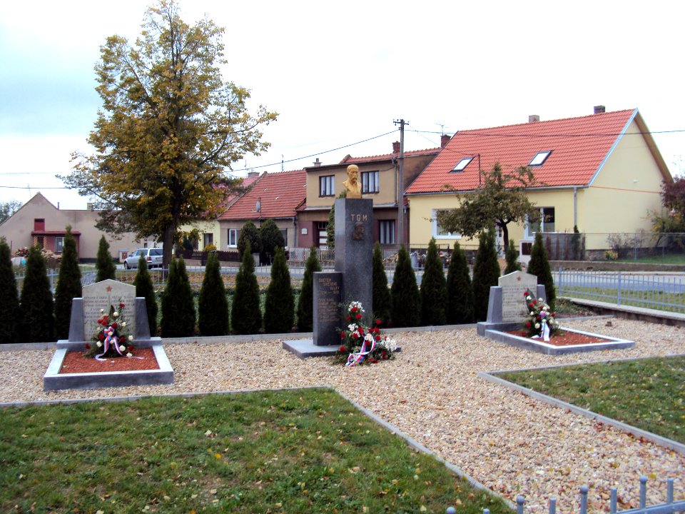 Kratochvilka památník 1