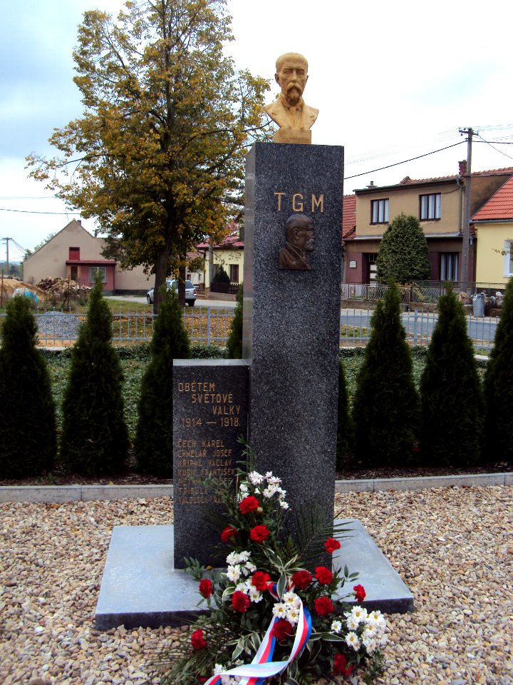 Kratochvilka památník 2