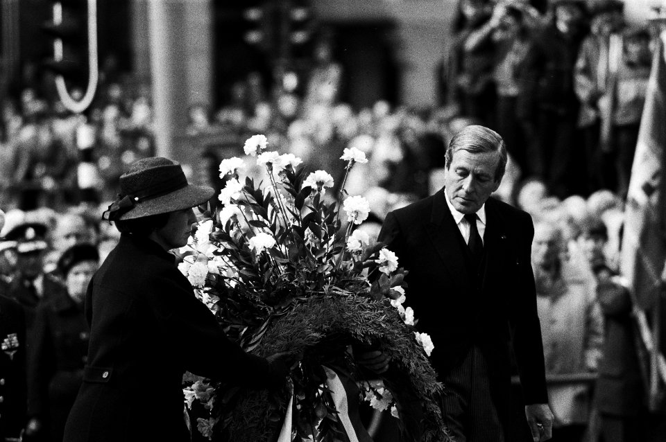Kranslegging bij Nationaal Monument op Dam in Amsterdam door koningin Beatrix en prins Claus, Bestanddeelnr 931-4677
