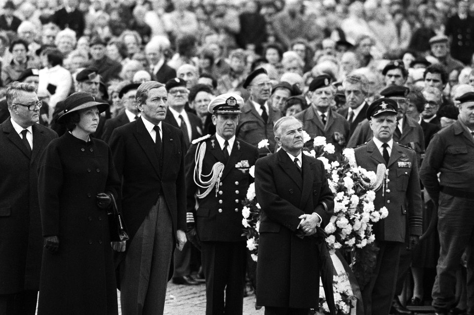 Kranslegging bij Nationaal Monument op Dam door Koningin Beatrix en Prins Claus, voor kransleggin met rechts Piet de Jong, Bestanddeelnr 931-4678