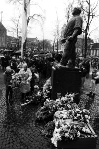 Kranslegging bij het monument op het Jonas Daniël Meijerplein, Bestanddeelnr 932-5125