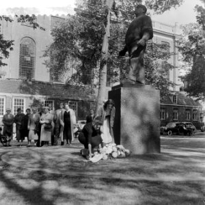 Kranslegging bij de Dokwerker ter herdenking van Anne Frank, door leden van de J, Bestanddeelnr 908-8985