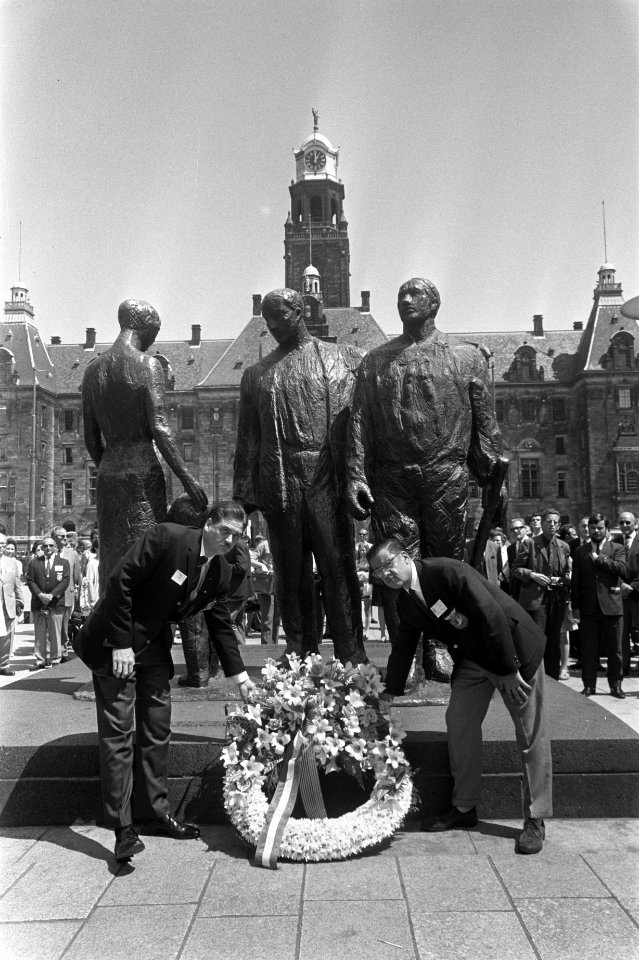Kranslegging bij het standbeeld Herrijzend Rotterdam, Bestanddeelnr 922-5985