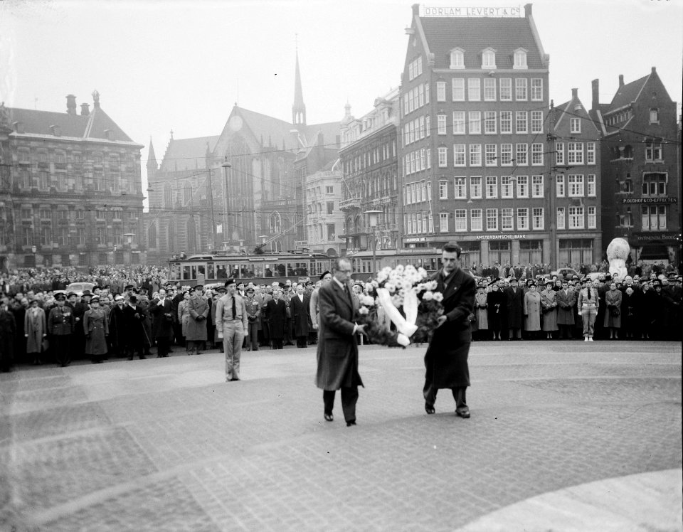 Kranslegging bij het Nationaal Monument te Amsterdam, Bestanddeelnr 909-2106