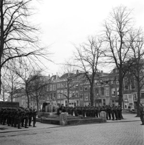 Kranslegging door het regiment Stoottroepen bij het Emmamonument in Middelburg, Bestanddeelnr 900-2329