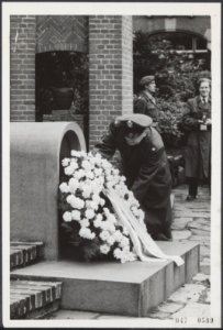 Kranslegging door George S. Howard bij het Nationaal Monument op de Dam, Bestanddeelnr 047-0599