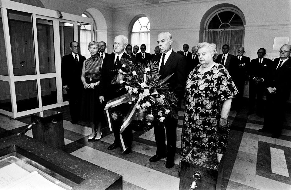 Kranslegging door de Stichting Herdenking 15 augustus 1945 in de Tweede Kamer, Bestanddeelnr 930-9647