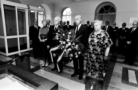 Kranslegging door de Stichting Herdenking 15 augustus 1945 in de Tweede Kamer, Bestanddeelnr 930-9647