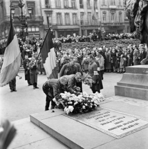 Kranslegging door bevrijde Franse politieke gevangenen op het graf van de Onbeke, Bestanddeelnr 900-2604
