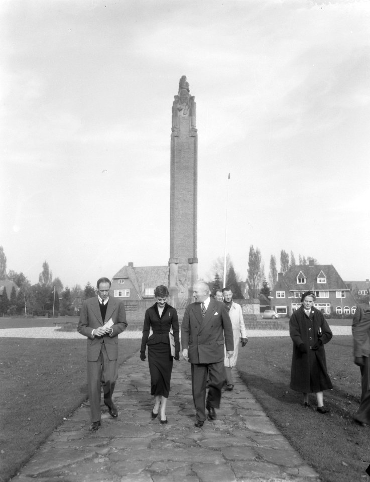 Kranslegging door Audrey Hepburn en Mel Ferrer bij het Airborne Herdenkingsmonum, Bestanddeelnr 906-8286