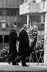 Kranslegging Dam door Koningin en Prins, nabestaanden ach de afzetting, Bestanddeelnr 913-8700