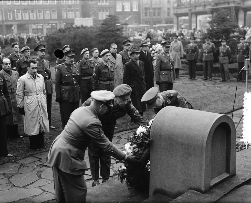 Kranslegging Dam door Generaal Darat Britt, Bestanddeelnr 905-4439
