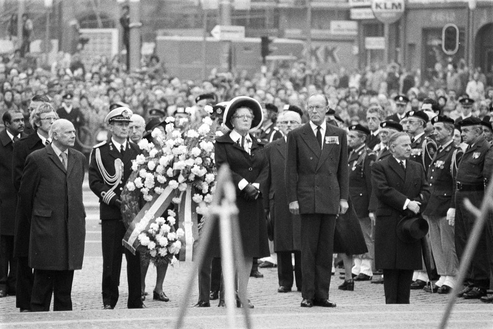 Kranslegging bij Nationaal Monument koningin Juliana en prins Bernhard, Bestanddeelnr 929-1605