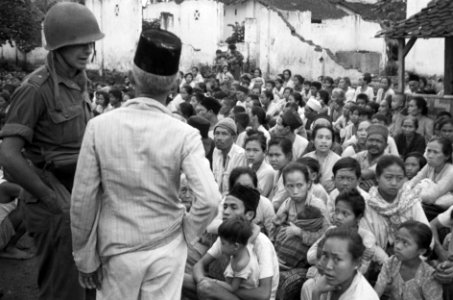 Krebet (ten zuiden van Malang). De Wedana spreekt de samengeroepen bevolking toe, Bestanddeelnr 5151