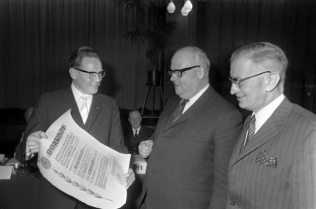 KRAS, opdracht Hotelrevue prijs aan ere-lid A.B. Althof v.l.n.r. G.E. van Goor, , Bestanddeelnr 922-0367