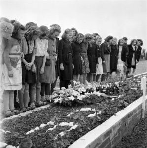 Kranslegging op het soldatenkerkhof Margraten (L.) . Schoolkinderen (meisjes) bi, Bestanddeelnr 900-4874