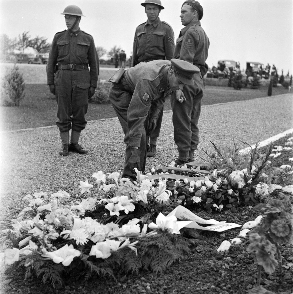 Kranslegging op het soldatenkerkhof Margraten (L) door minister president Wille, Bestanddeelnr 900-4868