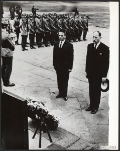 Kransleggingen, gedenktekens, oorlogsslachtoffers, ministers, Luns, JAMH, Ma, Bestanddeelnr 083-0931