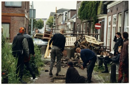 Krakers van slooppanden aan de Scheepmakersdijk werpen barricades op. NL-HlmNHA 54029603