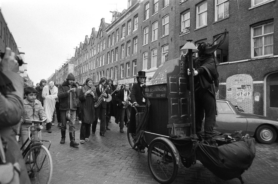 Krakers uit van Beuningenstraat (Amsterdam) verlaten kraakpanden voor nieuwbouw, Bestanddeelnr 930-7485
