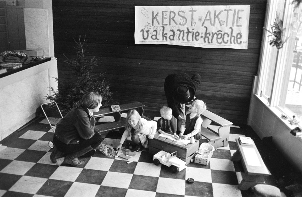 Krakers mogen gekraakte AMRO-pand betrekken, Amsterdam, hoek Keizersgracht-Leids, Bestanddeelnr 924-1355