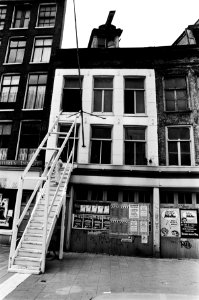 Krakers van een pand aan Nieuwe Zijdsvoorburgwal hebben een buitentrap gemaak…, Bestanddeelnr 930-9446
