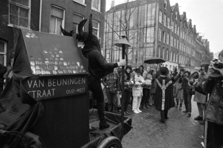 Krakers uit van Beuningenstraat (Amsterdam) verlaten kraakpanden voor nieuwbouw, Bestanddeelnr 930-7488