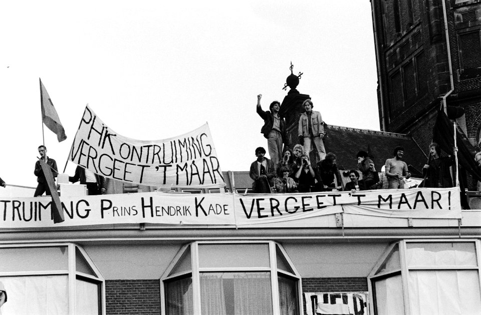 Krakers op het dak van het kraakpand, Bestanddeelnr 930-9641