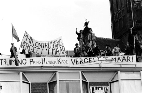 Krakers op het dak van het kraakpand, Bestanddeelnr 930-9641