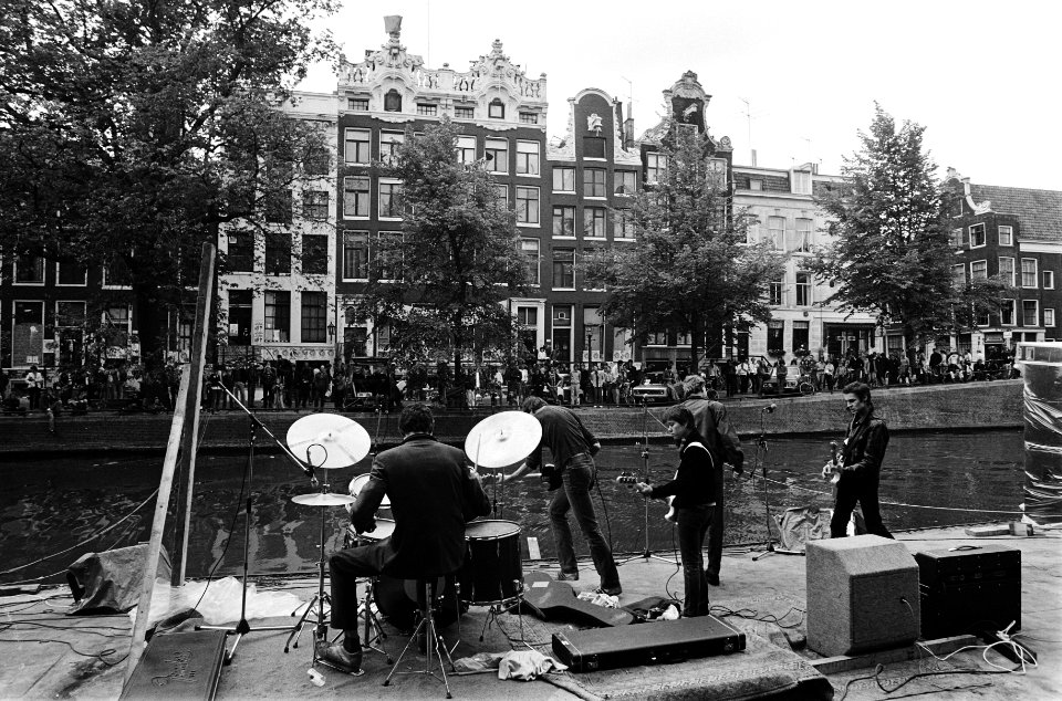 Krakersfeest bij kraakpand De Groote Keijser in Amsterd optreden popgroep met , Bestanddeelnr 930-8439