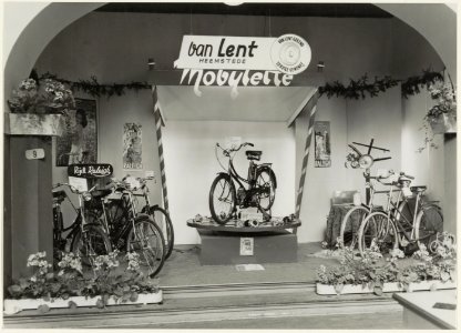 Krelagehuis, voorjaarsbeurs. De stand van de fa. Van Lent in fietsen en bromfietsen. NL-HlmNHA 54005591