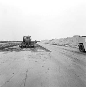 Kreekafsluitingen, aanpassingswerken, bulldozers, egaliseren, verdichten, biesbo, Bestanddeelnr 168-0731