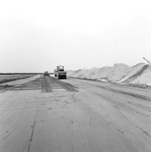 Kreekafsluitingen, aanpassingswerken, bulldozers, egaliseren, verdichten, biesbo, Bestanddeelnr 168-0730