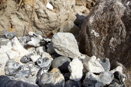 Kreide zwischen Steinen an der Steilküste Sassnitz 2