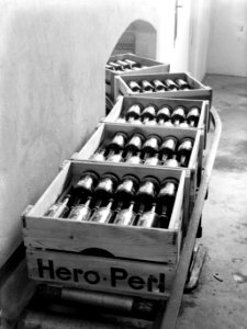 Kratten met flesjes Hero Perl, een appellimonade, Bestanddeelnr 189-0343
