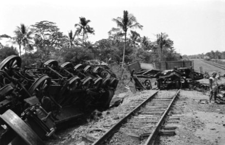Krawang de ravage die aangericht werd, toen een door de TNI op stoom gezette lo, Bestanddeelnr 1893