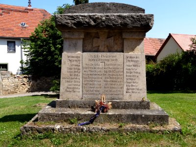 Kriegerdenkmal neben der Kirche in Lehnstedt