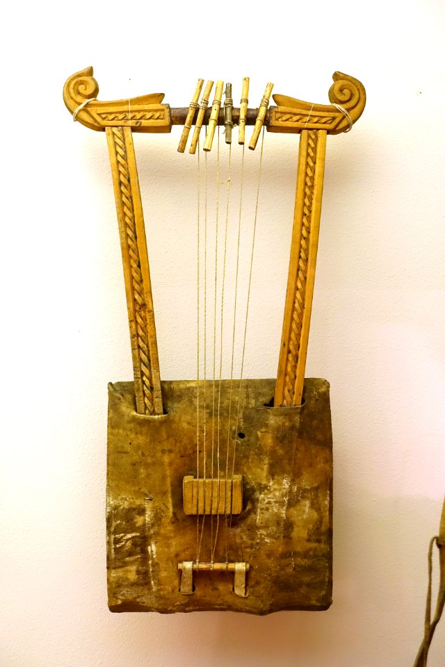 Krar, Ethiopia, wood, rawhide, bowel strings, plant fibers - Linden-Museum - Stuttgart, Germany - DSC03900