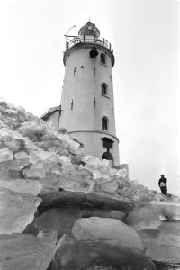 Kruiend ijs op IJsselmeer vuurtoren van Marken achter berg ijs, Bestanddeelnr 933-8841