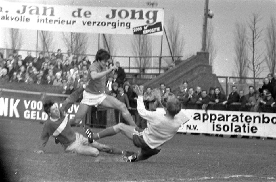 Kras van Volendam (midden) in actie, Bestanddeelnr 923-4318