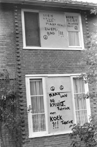 Kruitfabriek te Muiden moet weg, leuzen van bevolking op hardboard gekalkt, Bestanddeelnr 919-2273