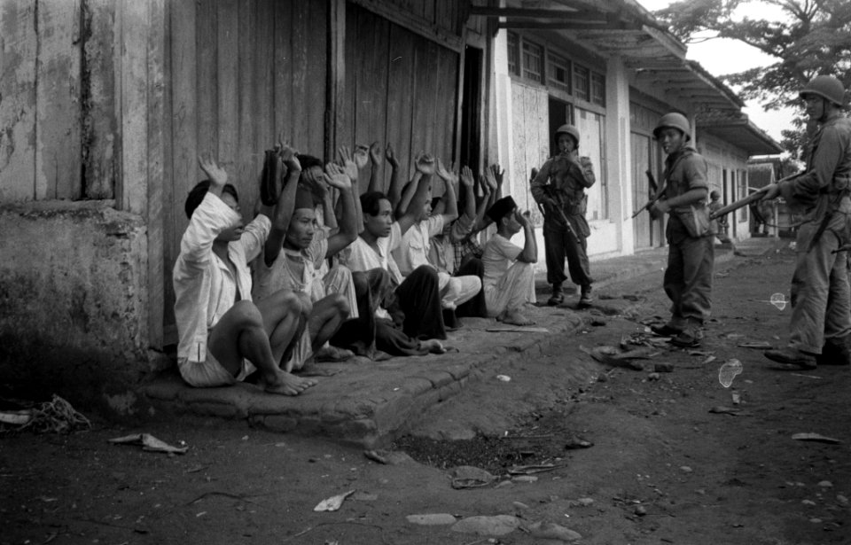 Krebet (ten zuiden van Malang). Aangehouden Indonesiërs worden onder schot geho…, Bestanddeelnr 5155