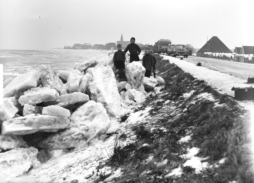 Kruiend ijs bij Marken en Volendam, Bestanddeelnr 904-3746