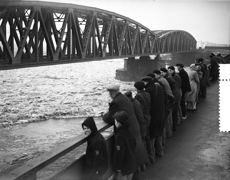 Kruiend ijs te Hermenen met brug over de Maas, Bestanddeelnr 907-6181