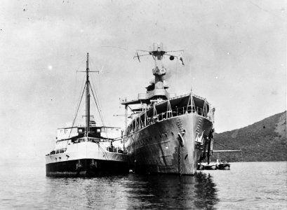 Kruiser van de Koninklijke Marine Hr. Ms. Java tankt brandstof ergens in O, Bestanddeelnr 934-9826