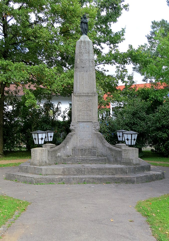 Kriegerdenkmal Gesamtansicht aus Süd