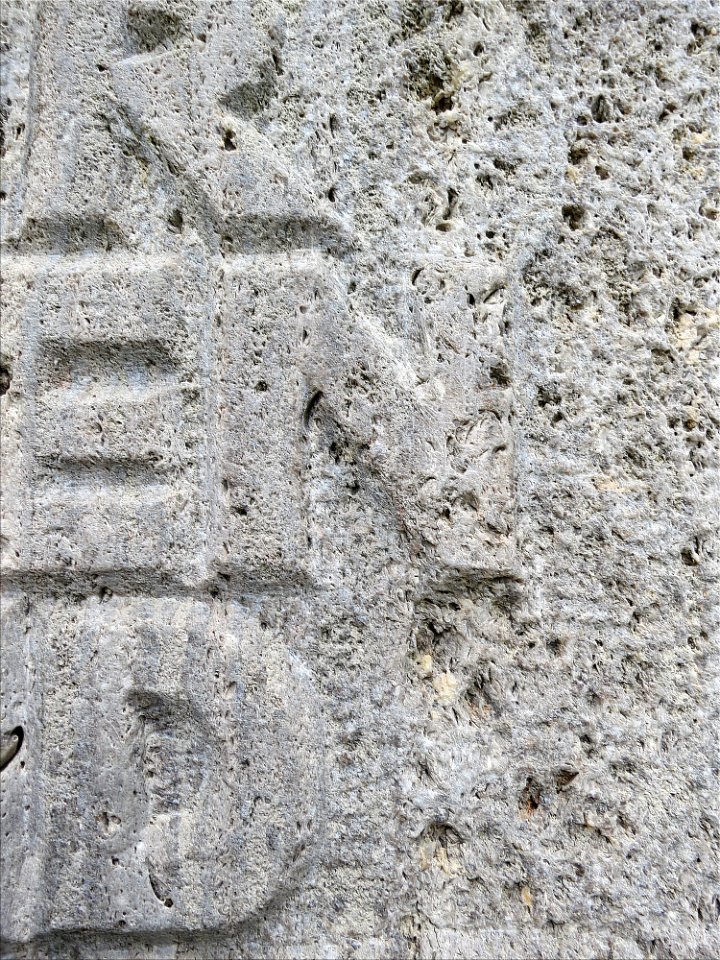 Kriegerdenkmal Detail Schrift und Muschelkalk