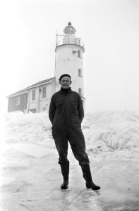Kruiend ijs bij vuurtoren, Marken, van IJsselmeer vuurtorenwachter Visser voor , Bestanddeelnr 924-1556